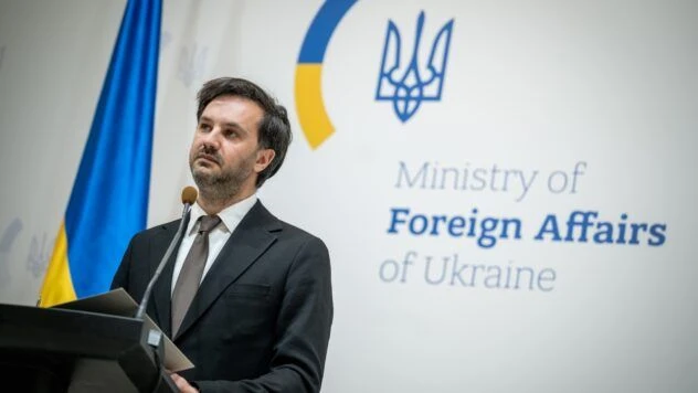 Ніхто не виїжджає: у МЗС спростували чутки про перенесення посольств із Києва